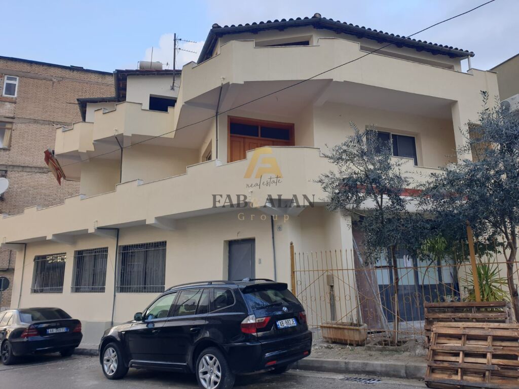 Villa à vendre avec 3 étages derrière l'école bajram curri !