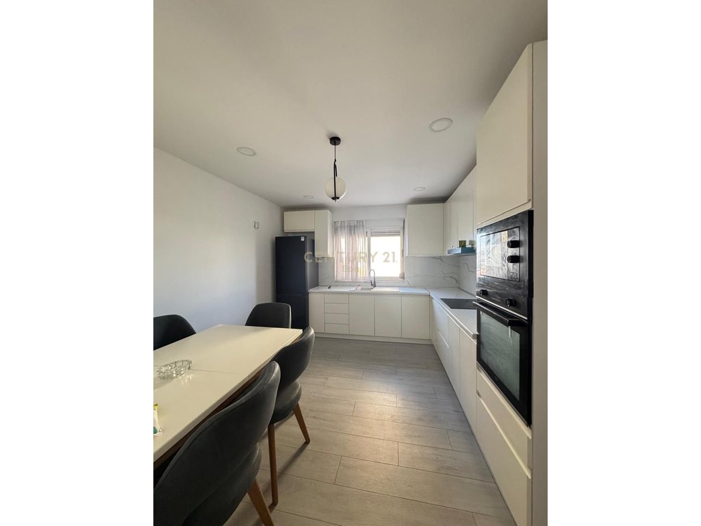 Shesim apartament 2+1+2+post parkimi ne vlore !