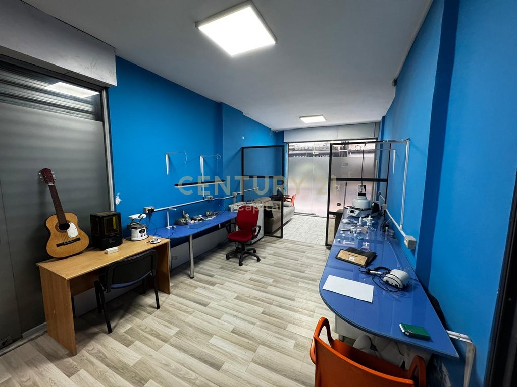 Espacio comercial en venta en laprake!