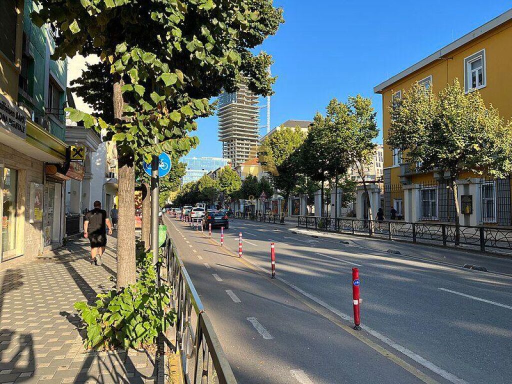Espace commercial à louer sur la rue de durres!