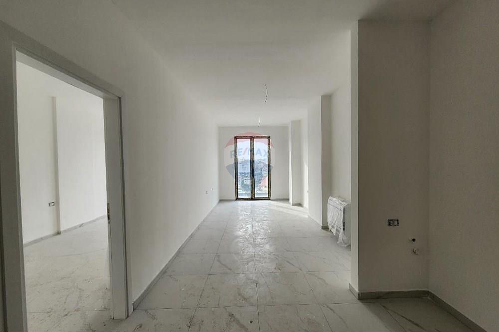 Eagle residence oferece uma construção moderna e integrada em uma área em desenvolvimento de Tirana, com trabalhos de qualidade e espaços amplos.