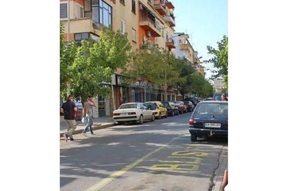 Shitet dyqan 93.3 metra katror tek mine peza.