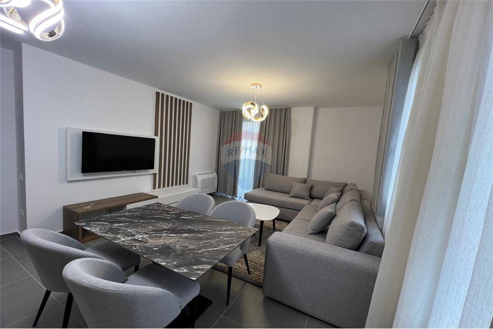Ofrohet për shitje një apartament modern tipologjie 1+1, i mobiluar sipas standardeve të fundit, i përbërë nga: