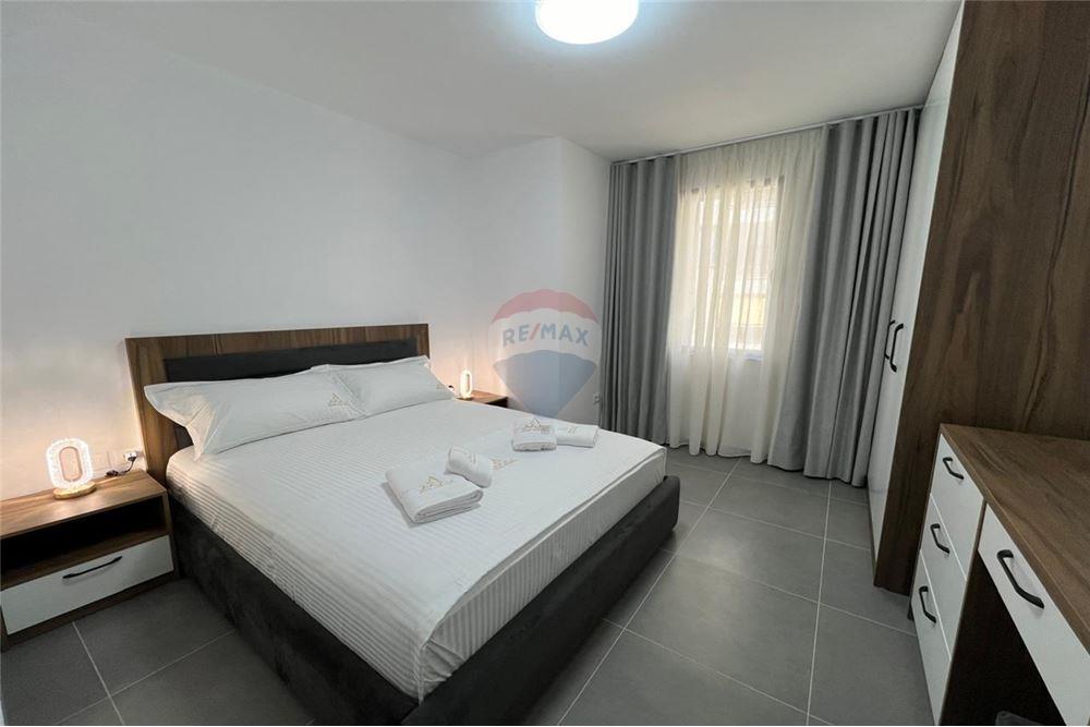 Ofrohet për shitje një apartament modern tipologjie 1+1, i mobiluar sipas standardeve të fundit, i përbërë nga: (4)