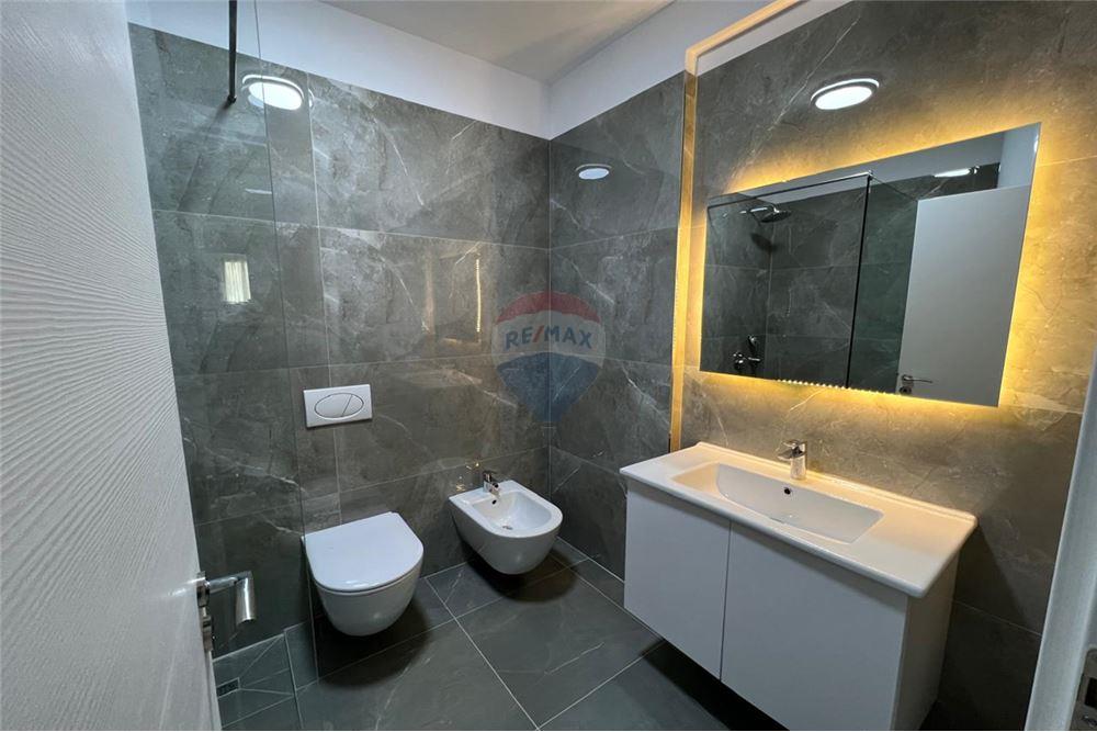 Ofrohet për shitje një apartament modern tipologjie 1+1, i mobiluar sipas standardeve të fundit, i përbërë nga: (5)