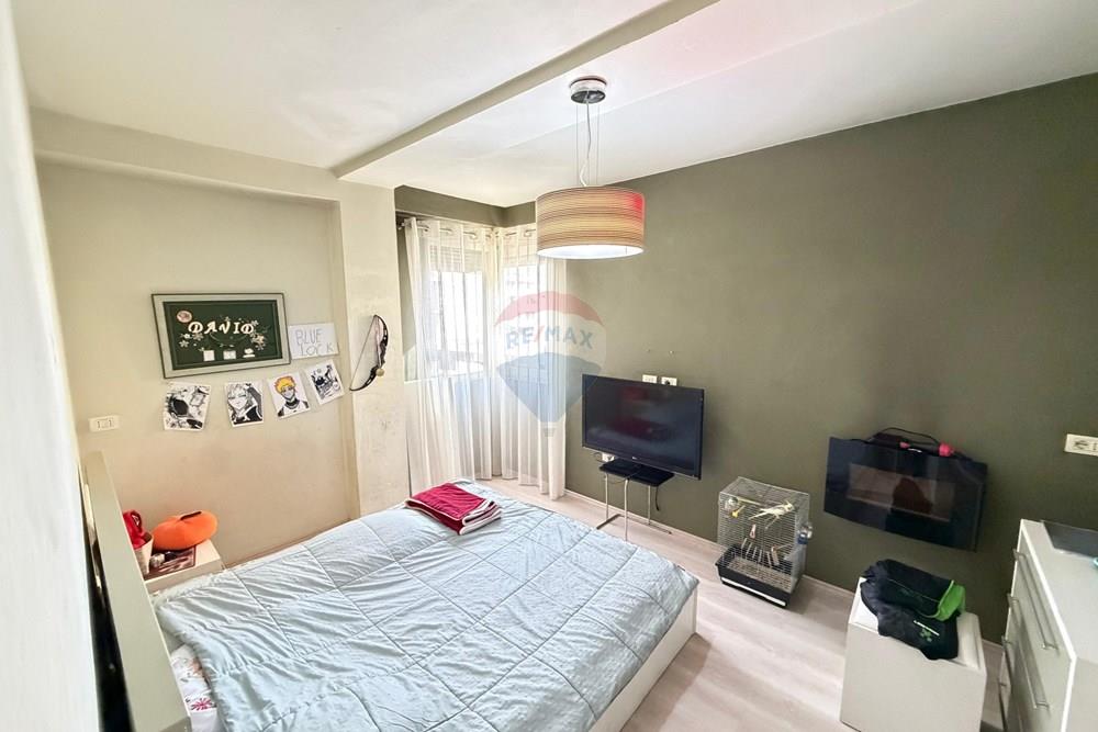Apartamenti ndodhet ne blok, prane librit universitar, zone elitare