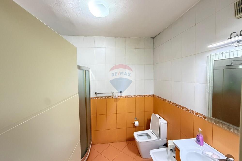 Apartamenti ndodhet ne blok, prane librit universitar, zone elitare
