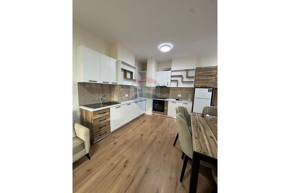 En el super complejo grand galery en Yzberisht, ofrecemos en alquiler un apartamento 1+1.