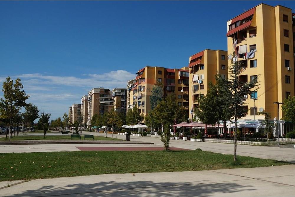 Ofrojme apartament 1+1 ne zonen e ish-fusha aviacionit me akses te lehte ne rrugen dritan hoxha.