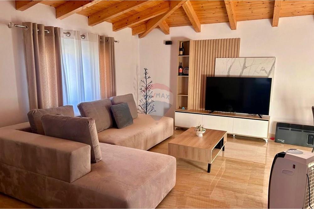 Vila de 2+1 andares, ático para alugar