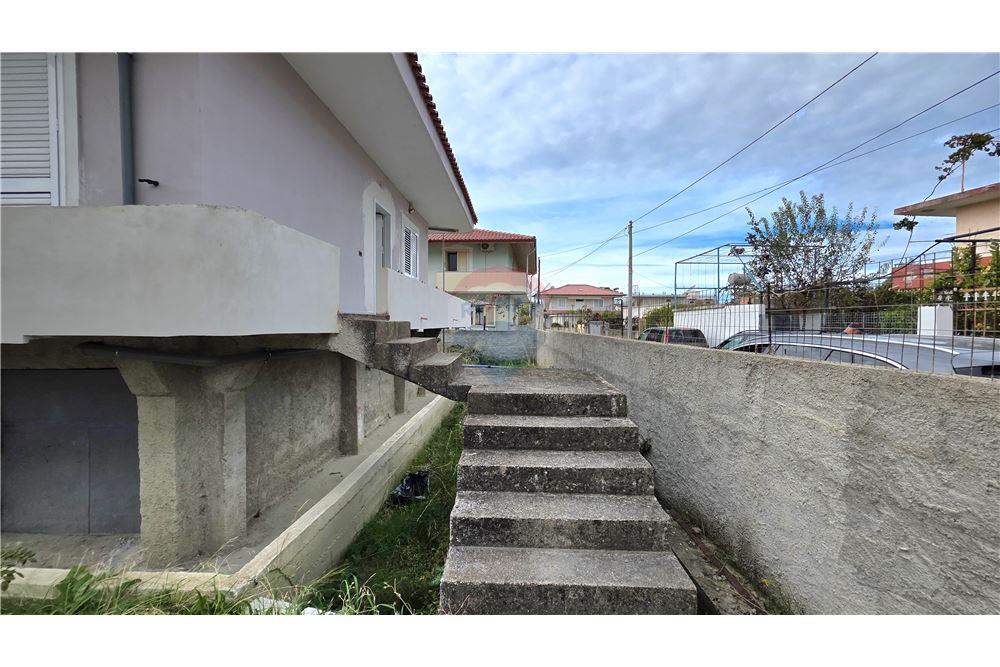 Privates haus zum verkauf in der nähe der ehemaligen ziegelfabrik, Vlorë (4)