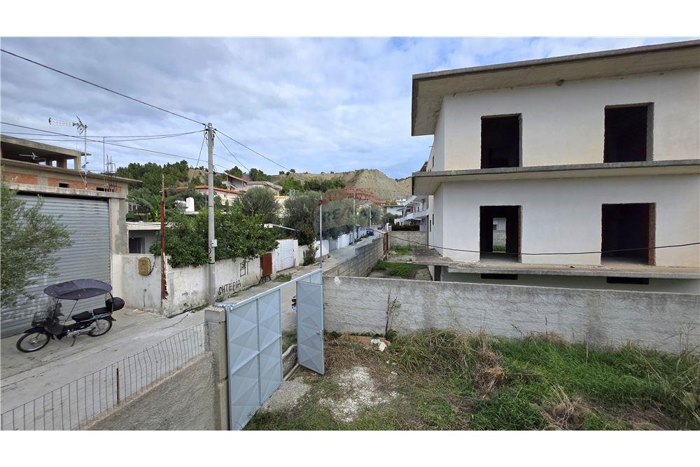 Privates haus zum verkauf in der nähe der ehemaligen ziegelfabrik, Vlorë (6)