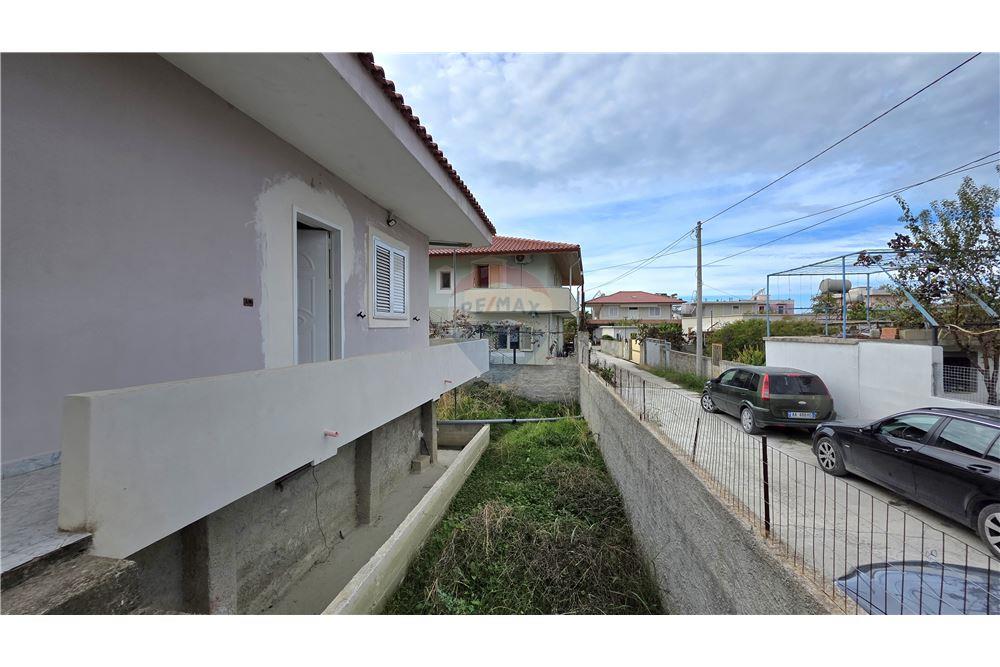 Privates haus zum verkauf in der nähe der ehemaligen ziegelfabrik, Vlorë (7)