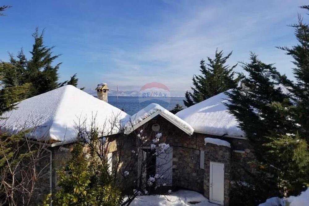 Unique villa for sale by lake Pogradec, in lin