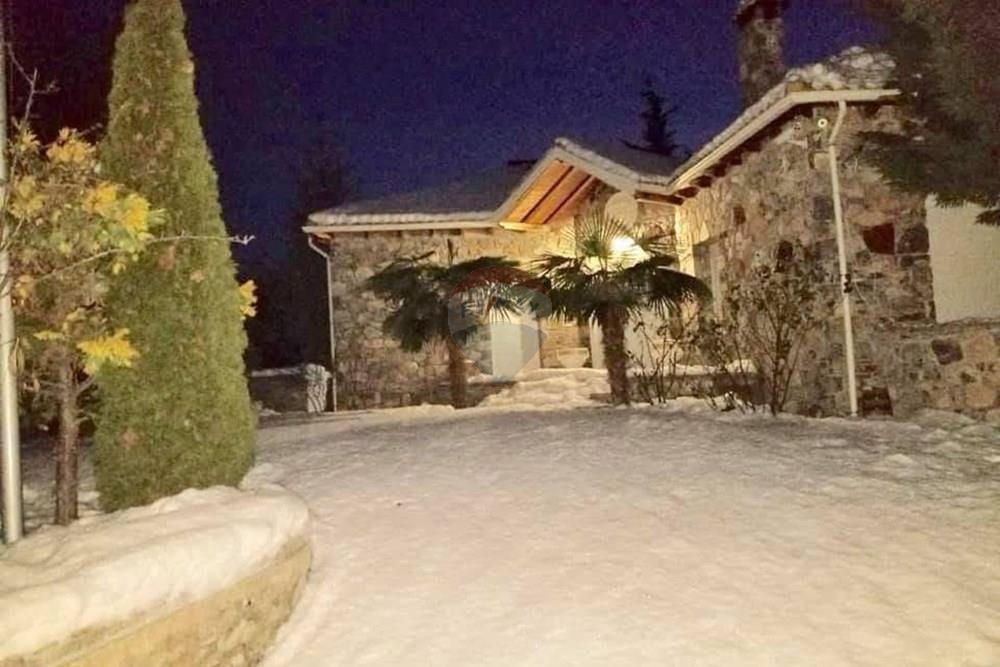 Unique villa for sale by lake Pogradec, in lin (2)