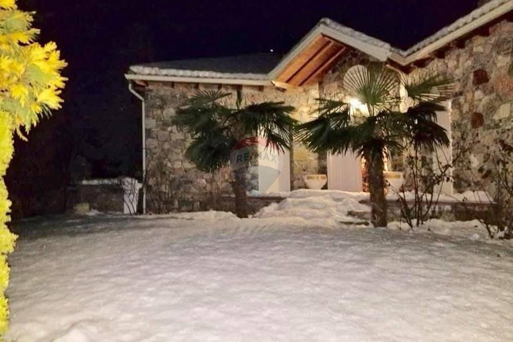 Unique villa for sale by lake Pogradec, in lin (4)