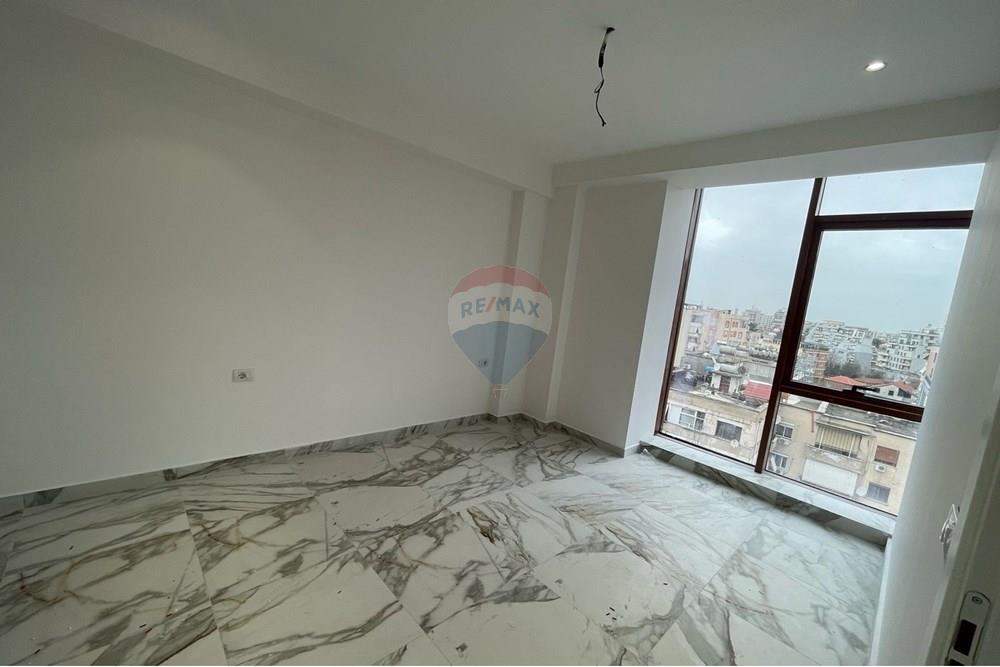 Espace commercial à vendre, situé sur rruga e kavajës. (2)
