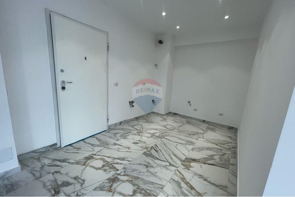 Espace commercial à vendre, situé sur rruga e kavajës. (3)
