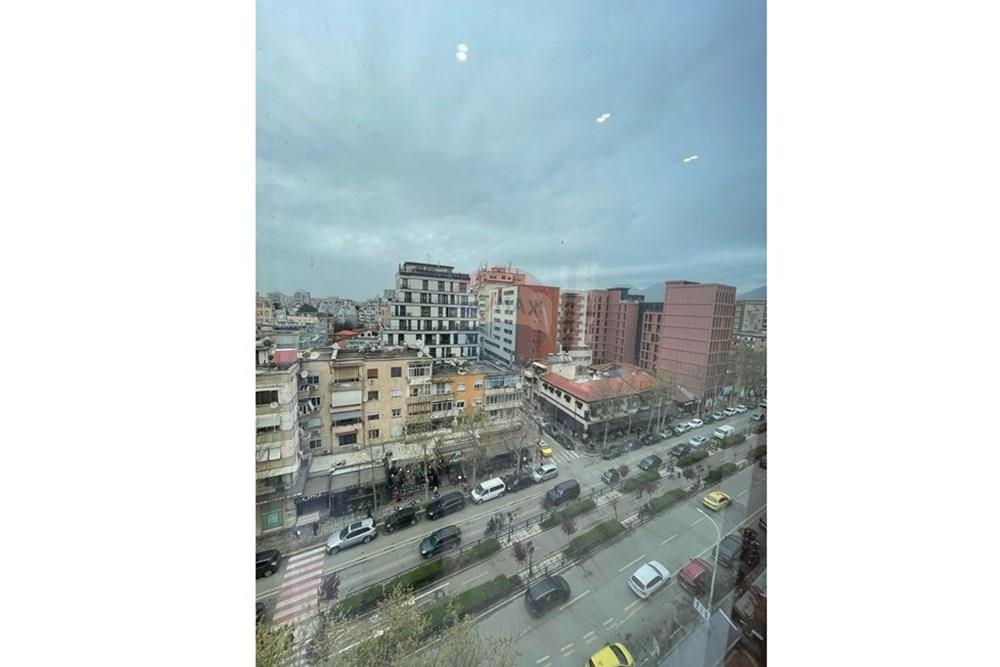 Espace commercial à vendre, situé sur rruga e kavajës. (4)