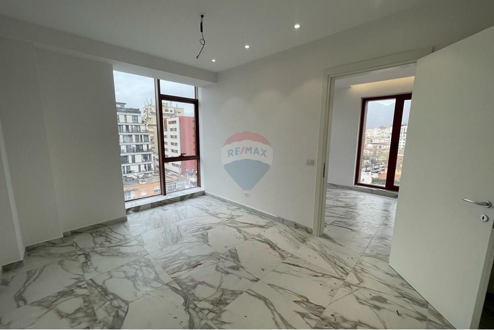 Espace commercial à vendre, situé sur rruga e kavajës. (5)
