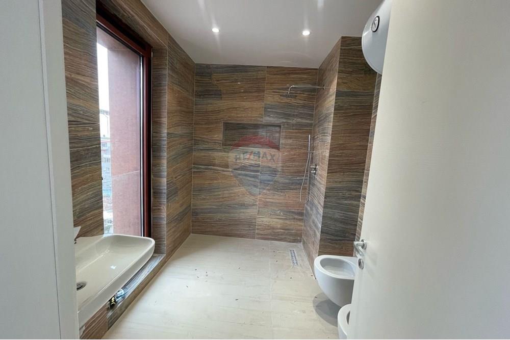 Espace commercial à vendre, situé sur rruga e kavajës. (6)