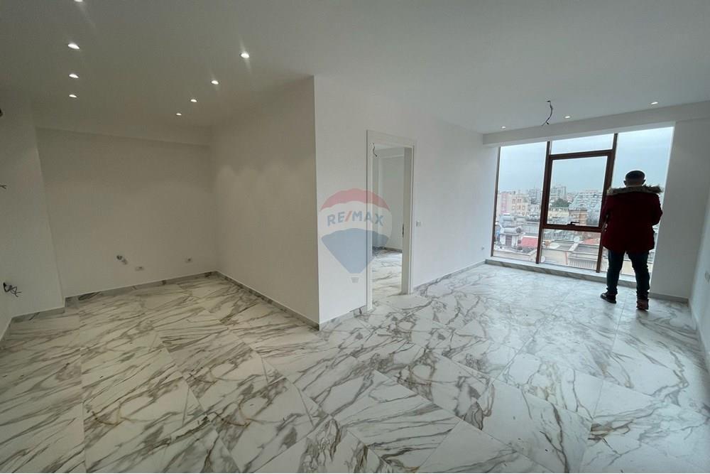Espace commercial à vendre, situé sur rruga e kavajës. (7)