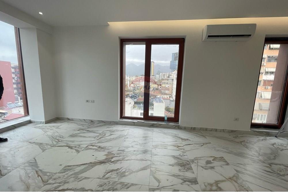 Espace commercial à vendre, situé sur rruga e kavajës. (8)