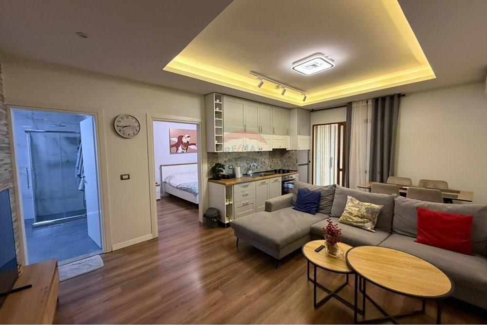 Vila gold, Tirana