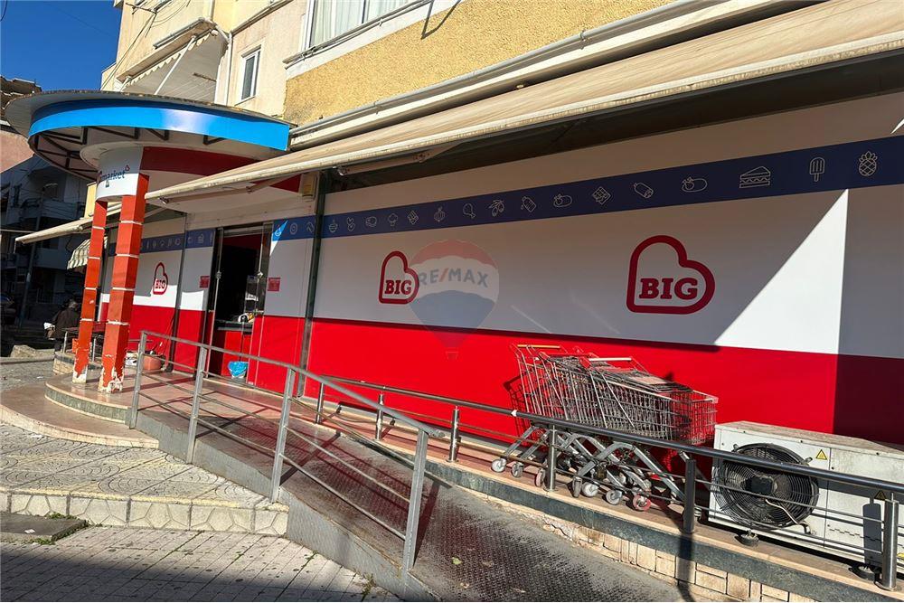À sarande, espace commercial en vente en bord de rue.