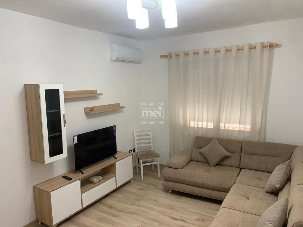 Jepet me qira apartament 1+1+kuzhine te vecuar ne qender, durres!