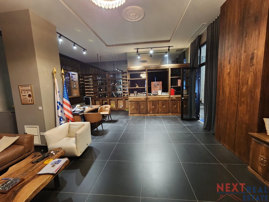 Espacios de prefectura para tus oficinas, edificio de 2 plantas en una zona comercial cerca de casa italia