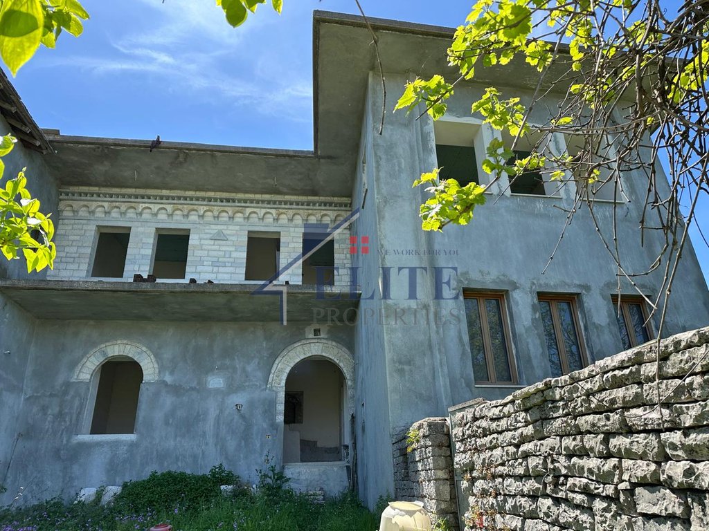 Gjirokastër, vile 3-katëshe në shitje