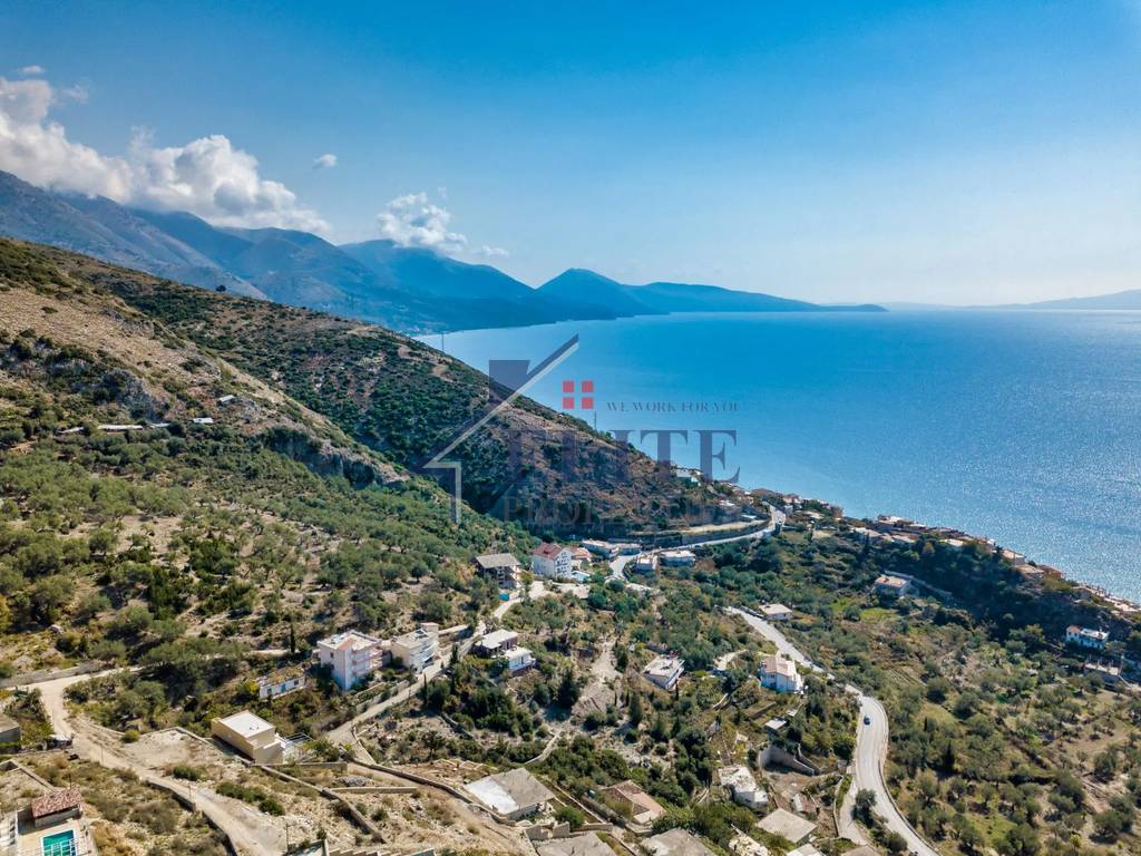 Qeparo, vilë në shitje