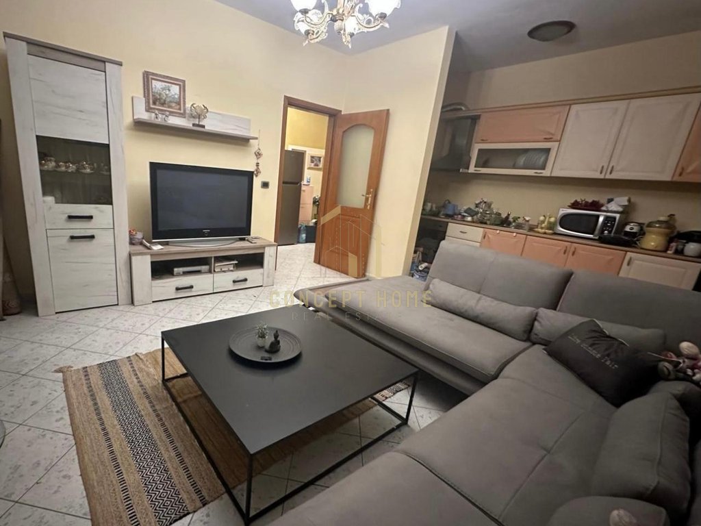 Shitet apartament 1+1 ne durres