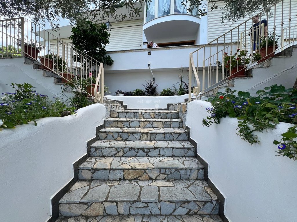 For rent hotel + restaurant in golem!