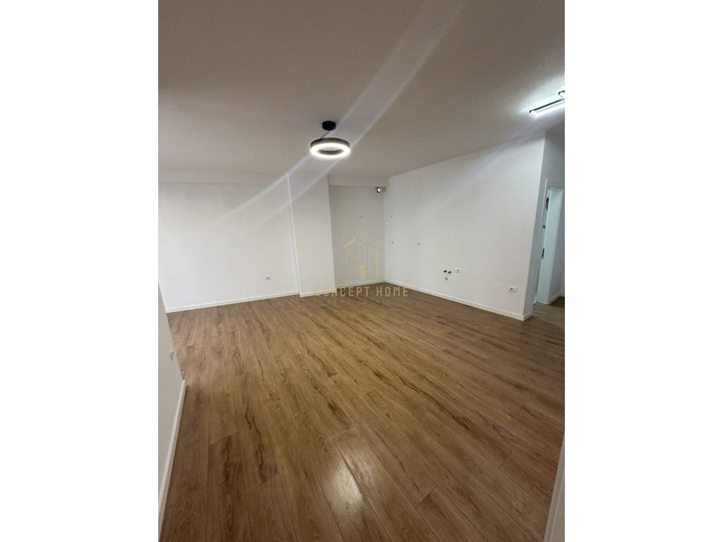 Shitet apartament 2+1+post parkimi ne Astir