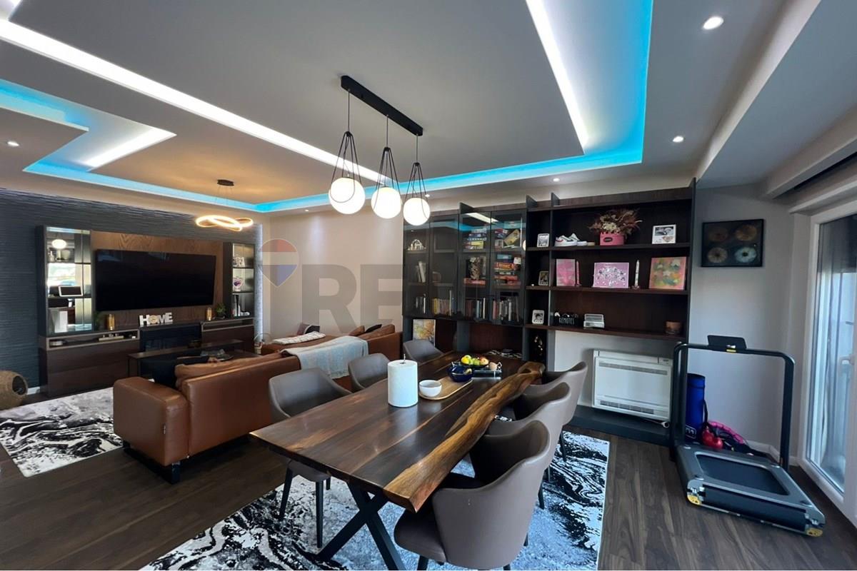 Penthouse duplex in vendita a kodra e diellit 2, una delle zone residenziali più preferite, caratterizzata da tranquillità, aria fresca e una vista fantastica.
