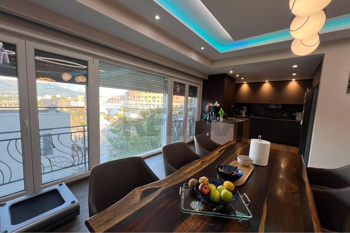 Penthouse duplex in vendita a kodra e diellit 2, una delle zone residenziali più preferite, caratterizzata da tranquillità, aria fresca e una vista fantastica. (5)