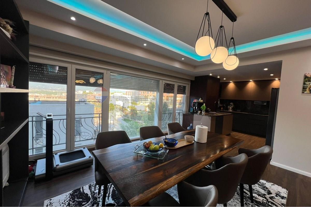 Penthouse duplex in vendita a kodra e diellit 2, una delle zone residenziali più preferite, caratterizzata da tranquillità, aria fresca e una vista fantastica. (6)