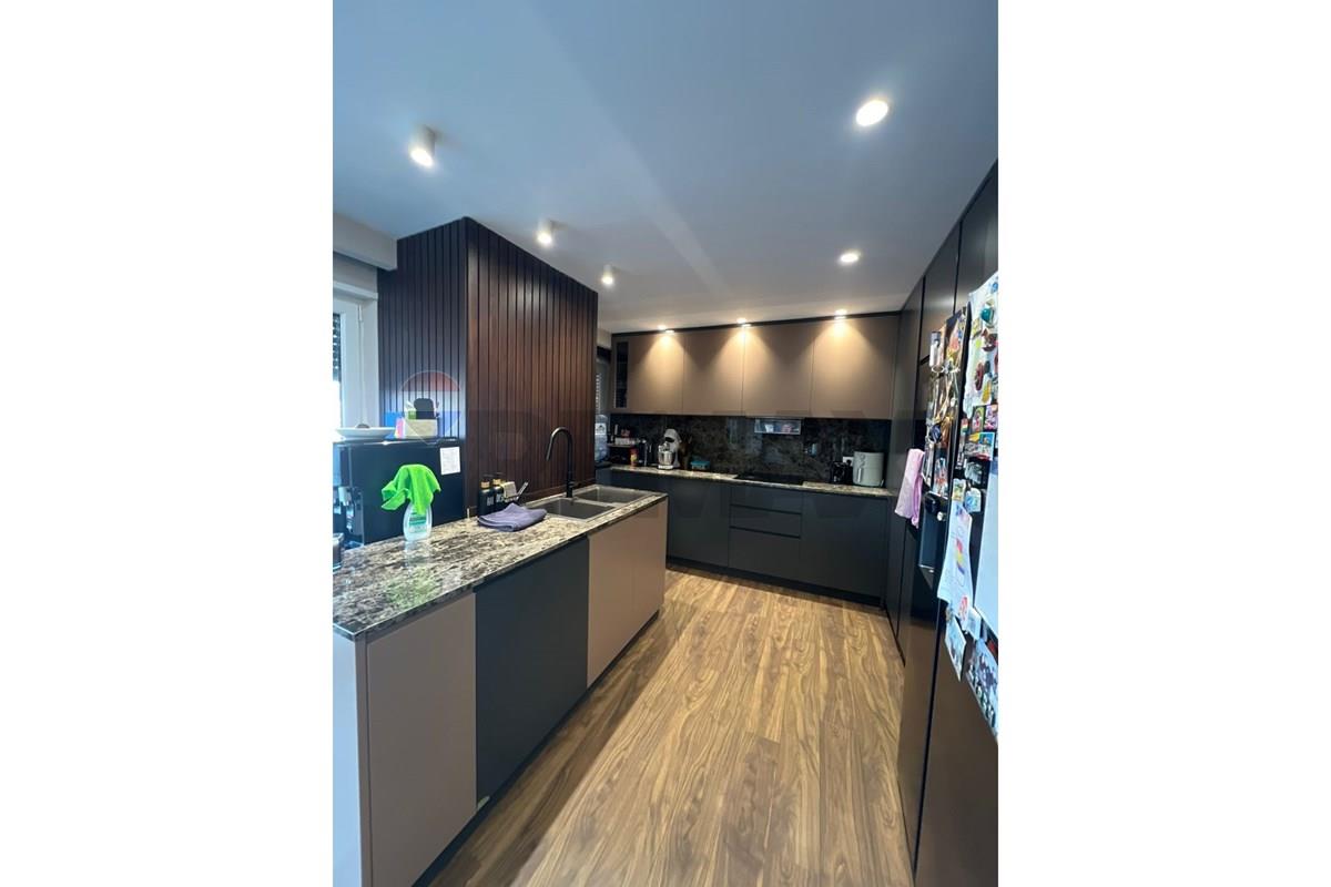 Penthouse duplex in vendita a kodra e diellit 2, una delle zone residenziali più preferite, caratterizzata da tranquillità, aria fresca e una vista fantastica. (7)