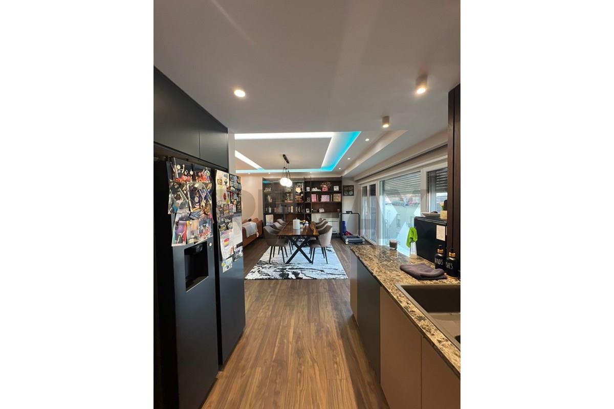 Penthouse duplex in vendita a kodra e diellit 2, una delle zone residenziali più preferite, caratterizzata da tranquillità, aria fresca e una vista fantastica. (8)