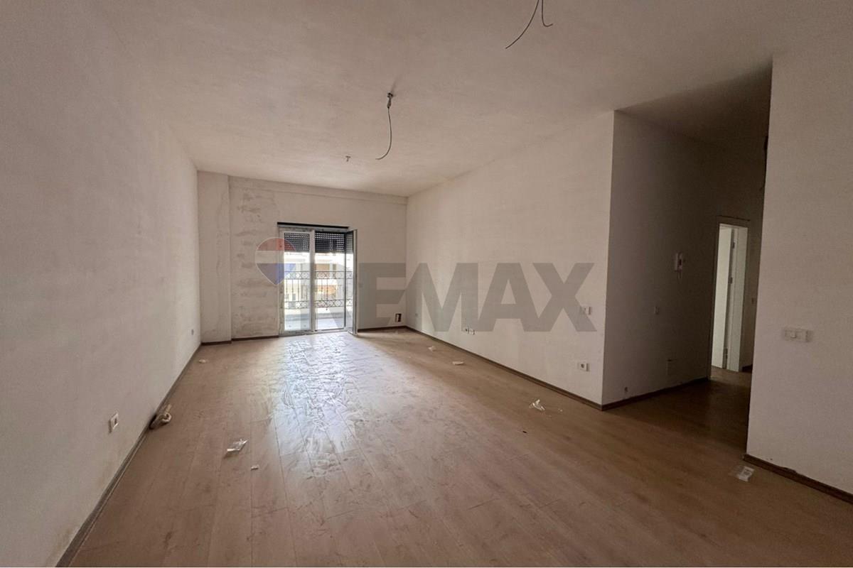 Apartamento 2+1+2 en venta en la residencia porta Tirana e re