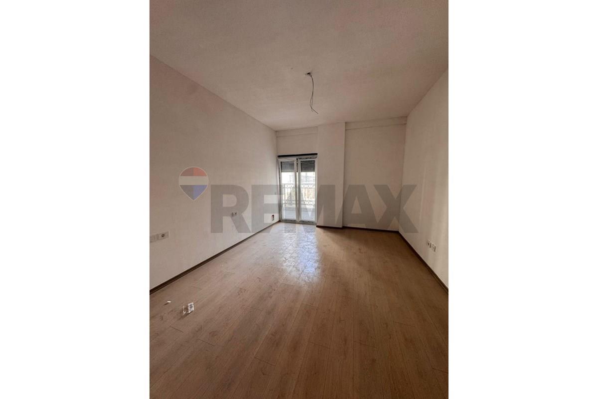 Apartamento 2+1+2 en venta en la residencia porta Tirana e re