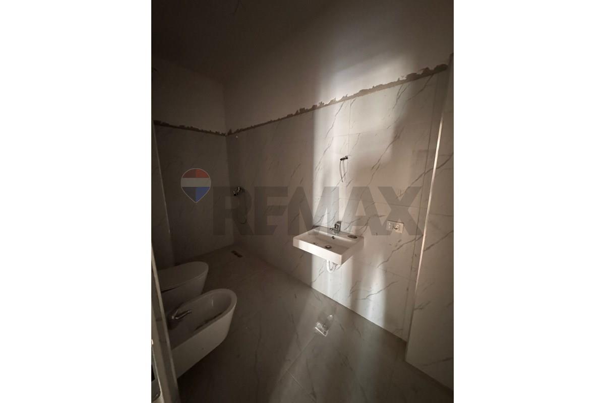 Apartamento 2+1+2 en venta en la residencia porta Tirana e re