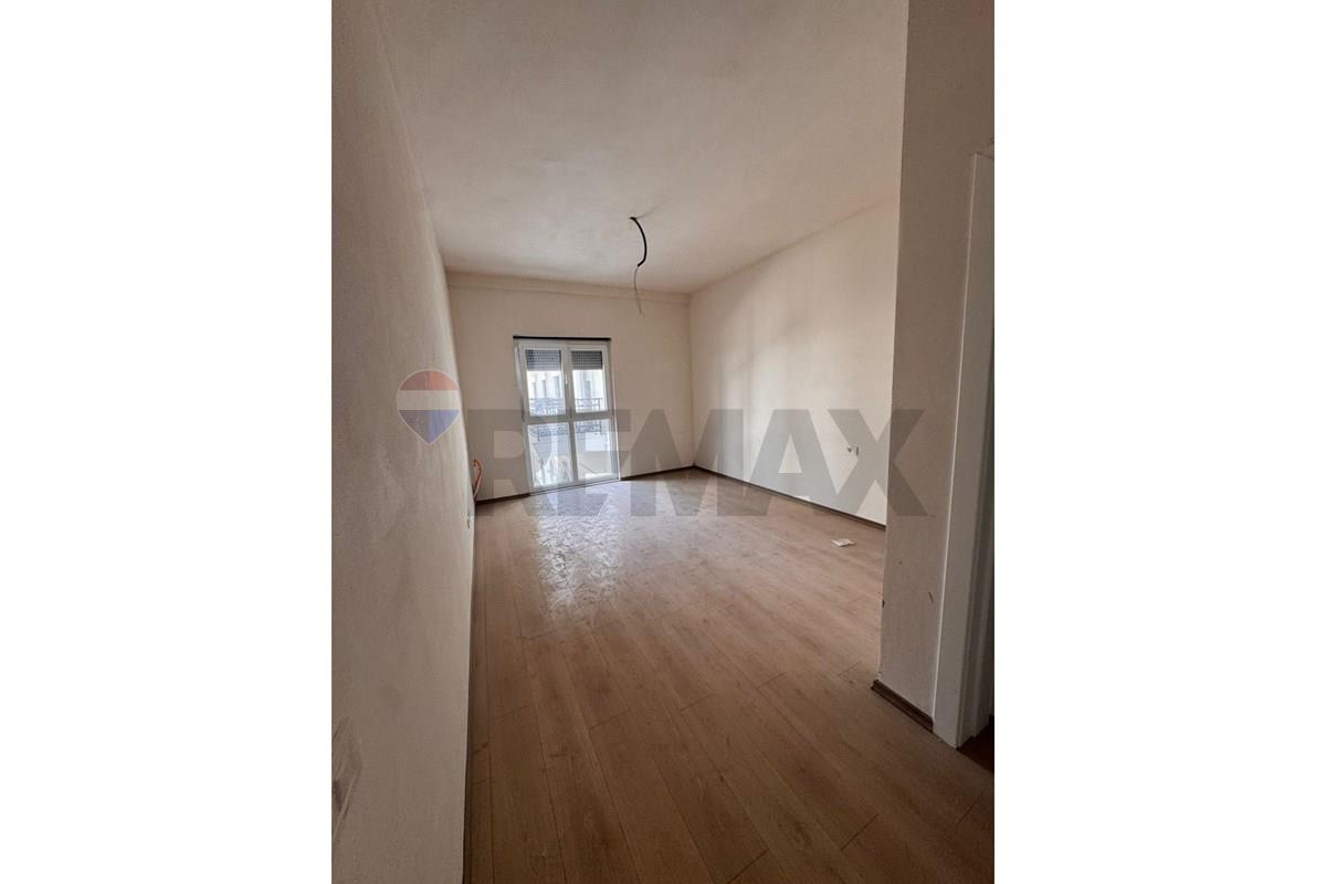 Apartamento 2+1+2 en venta en la residencia porta Tirana e re
