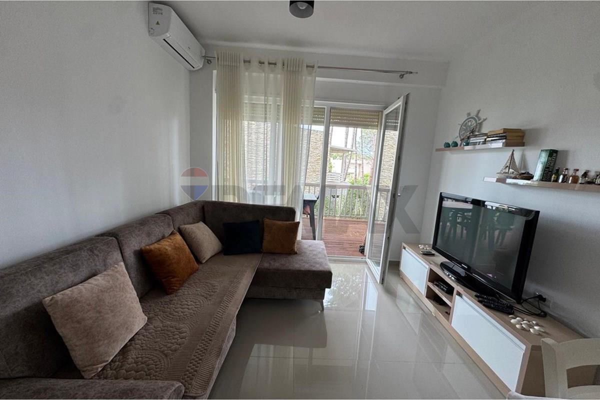 Apartamento 2+1 con balcón en venta en gjiri i lalzit lura 3 (2)