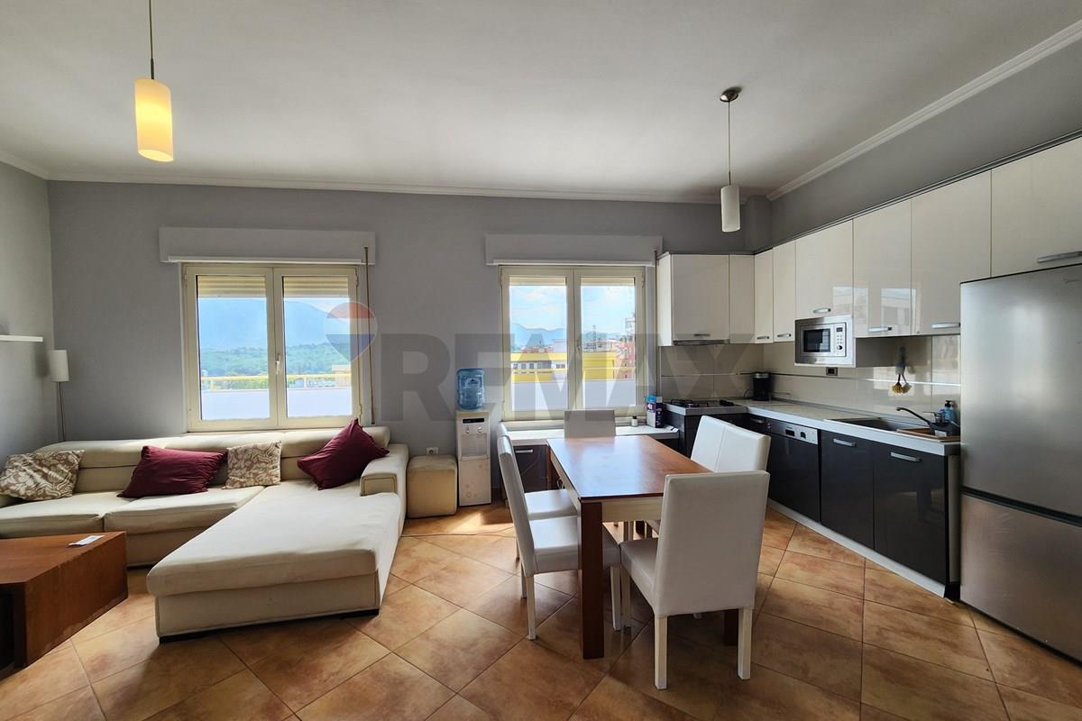 Apartamenti ndodhet ne nje ndertim te ri, shume prane kopeshtit zologjik.