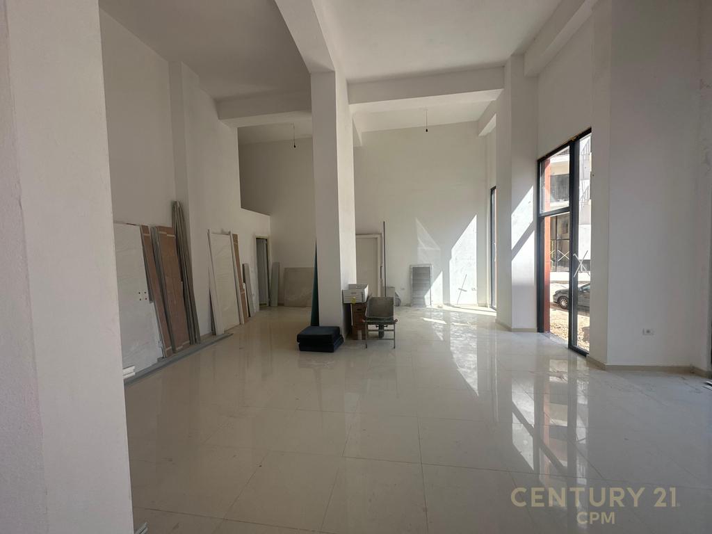Ambiente comercial para alugar – Entre a rua hoxha tahsim e a rua qemal stafa