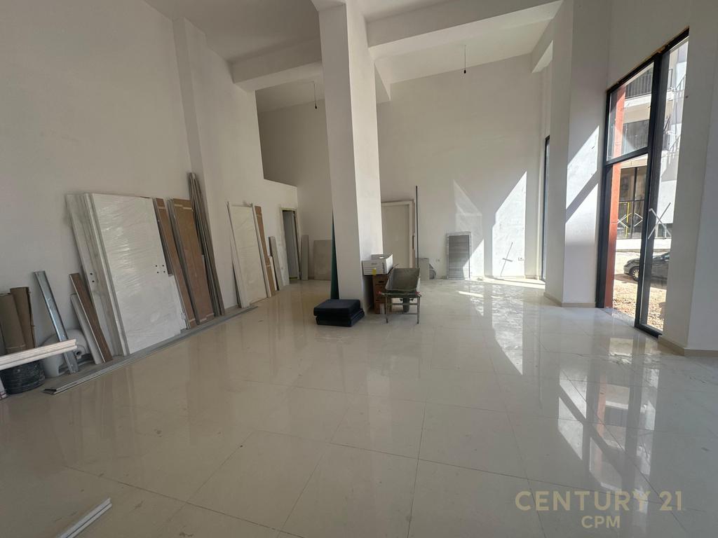 Ambiente comercial para alugar – Entre a rua hoxha tahsim e a rua qemal stafa