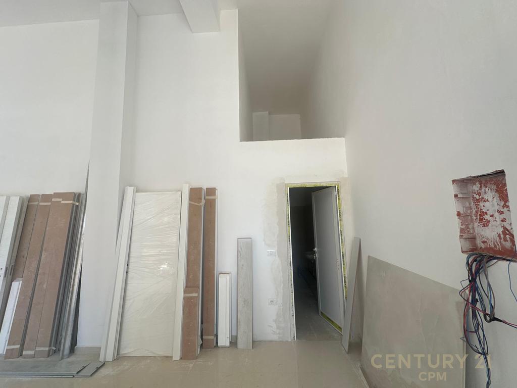 Ambiente comercial para alugar – Entre a rua hoxha tahsim e a rua qemal stafa